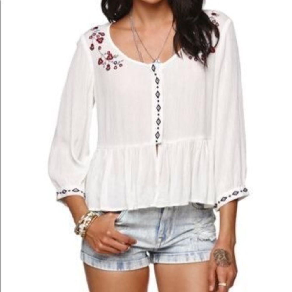 Kendall & Kylie white embroidered floral shorts